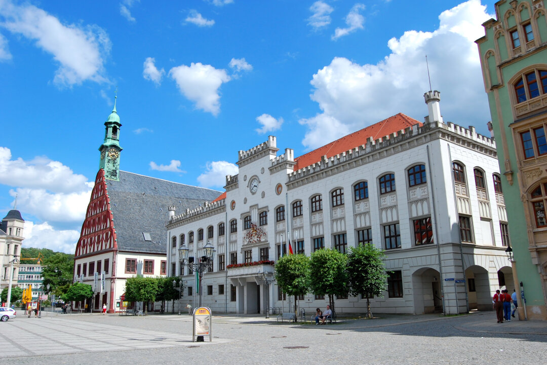Der Hauptmarkt in Zwickau mit Theater und Rathaus.