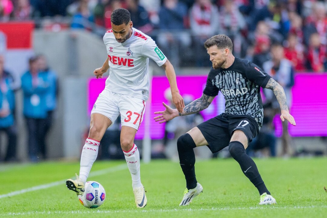 0:0 gegen Freiburg: Köln vor Abstieg - Kölns Linton Maina (l) im Zweikampf mit dem Freiburger Lukas Kübler.