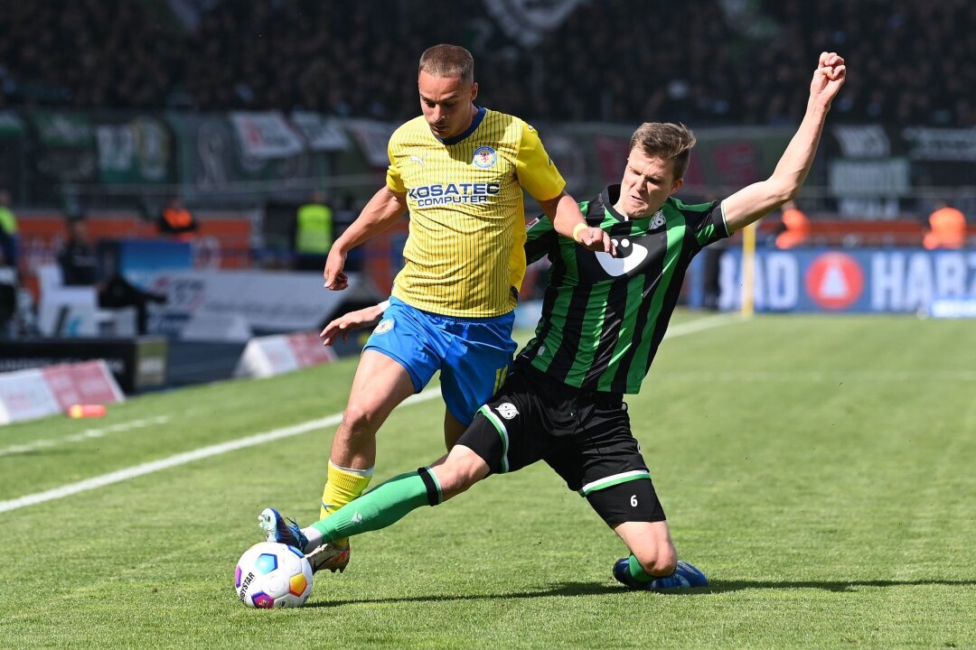 0:0 im Derby: Hannover verliert den Anschluss - Hannovers Fabian Kunze (r) im Zweikampf mit dem Braunschweiger Marvin Rittmüller.
