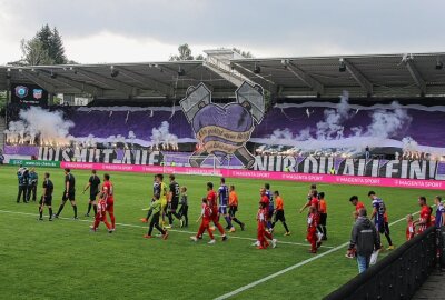 0:1 im Derby: Aue verliert auch daheim gegen Zwickau - Beide Mannschaften laufen ins Erzgebirgsstadion ein. Foto: Alexander Gerber
