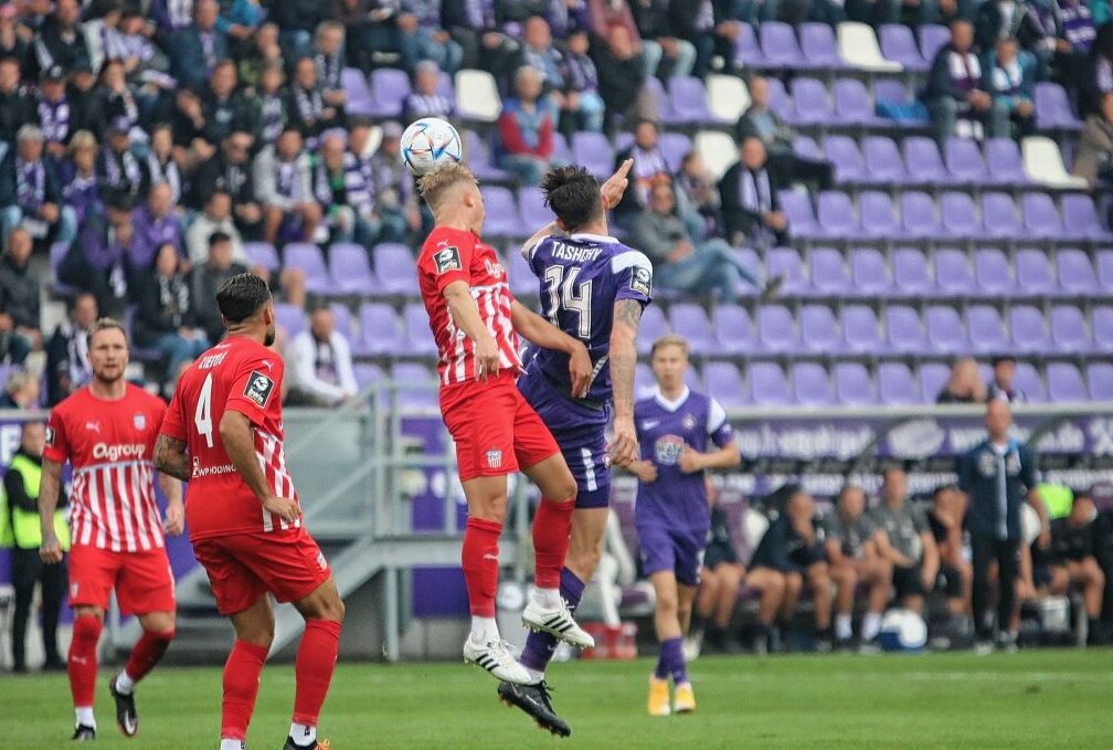 0:1 im Derby: Aue verliert auch daheim gegen Zwickau - Boris Tashchy (rechts, Aue) im Kopfballduell mit Maximilian Jansen (links, Zwickau). Foto: Alexander Gerber