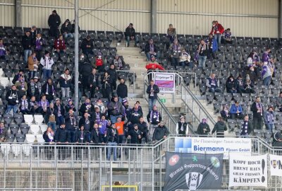 0:2 in Sandhausen: Aue verliert erstes "Existenzkampf"-Duell - Fans von Erzgebirge Aue. Foto: PICTURE POINT / S. Sonntag