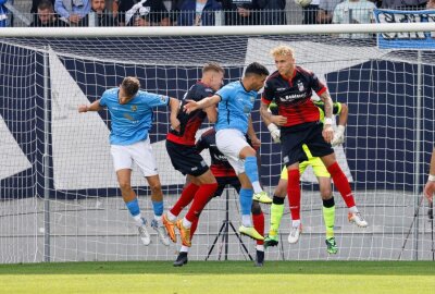 0:3! CFC unterliegt daheim Aufsteiger Erfurt deutlich - Der Ball ist hart umkämpft. Foto: Harry Härtel