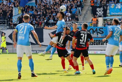 0:3! CFC unterliegt daheim Aufsteiger Erfurt deutlich - Kampf um den Ball. Foto: Harry Härtel