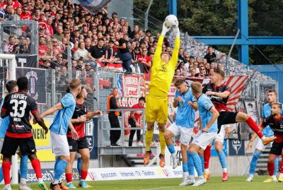 0:3! CFC unterliegt daheim Aufsteiger Erfurt deutlich - Jakub Jakubov hat den Ball. Foto: Harry Härtel