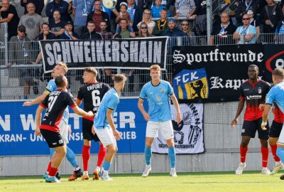0:3! CFC unterliegt daheim Aufsteiger Erfurt deutlich - Der Ball ist umkämpft. Foto: Harry Härtel