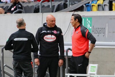 0:3! Veilchen gehen in Düsseldorf leer aus - Düsseldorf Trainer Uwe Rösler (links) und Aues Interimstrainer Marc Hensel (rechts) im Gespräch. Foto: Alexander Gerber