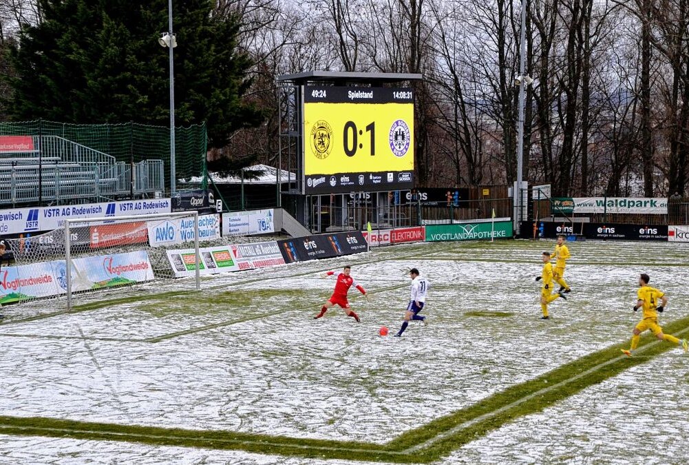 Der VfB Auerbach (gelbe Trikots) hat gegen Tennis Borussia Berlin (weiße Trikots) mit 0:4 verloren. Foto: Karsten Repert