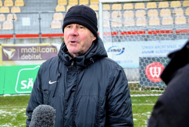 Volkhardt Kramer ist der sportliche Leiter und Manager beim VfB Auerbach. Foto: Karsten Repert