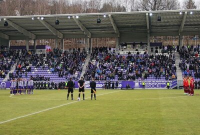 1:0 gegen Regensburg: Veilchen holen ersten Sieg des Jahres - Schweigeminute anlässlich der Ereignisse in der Ukraine. Foto: PicturePoint