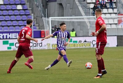 1:0 gegen Regensburg: Veilchen holen ersten Sieg des Jahres - Nicolas Gerrit Kühn (Mitte). Foto: PicturePoint