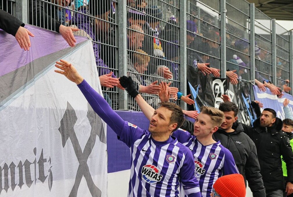 1:0 gegen Regensburg: Veilchen holen ersten Sieg des Jahres - Aues Mannschaft bei den Fans. Foto: PicturePoint