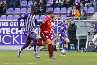 1:0 gegen Regensburg: Veilchen holen ersten Sieg des Jahres - Sam Francis Schreck (ganz rechts) sucht hier Prince Osei Owusu (links). Foto: PicturePoint