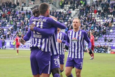 1:0 gegen Regensburg: Veilchen holen ersten Sieg des Jahres - Riesenjubel nachdem 1-0 durch Prince Osei Owusu. Foto: PicturePoint