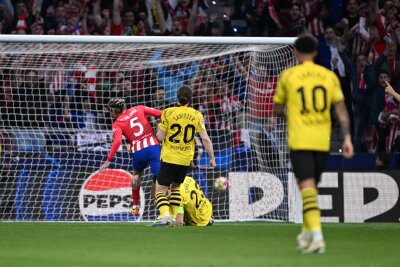 1:2 in Madrid - Haller rettet BVB-Hoffnungen aufs Halbfinale - Für Madrid traf Rodrigo De Paul (l) zur 1:0-Führung.