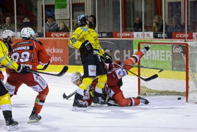 1:3! Eispiraten unterliegen Bayreuth in Spiel 3 - 1:1 Alexis D Aoust fliegr vor den Tormann Foto: Andreas Kretschel