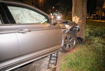 1,6 Promille: Alkoholisierter Fahrer fährt gegen Baum - In der Nacht kam es zu einem Verkehrsunfall in Dresden. Foto: Roland Halkasch