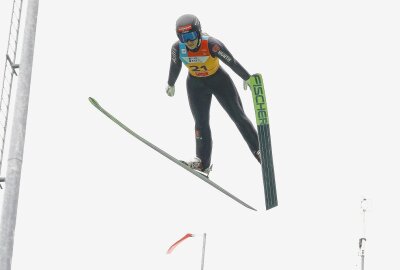 1. Auflage des FIS Sommer Grand Prix der Nordischen Kombination am Fichtelberg - Jenny Nowak vom SC Sohland ist nach dem Springen Zweite. Foto: Thomas Fritzsch/PhotoERZ