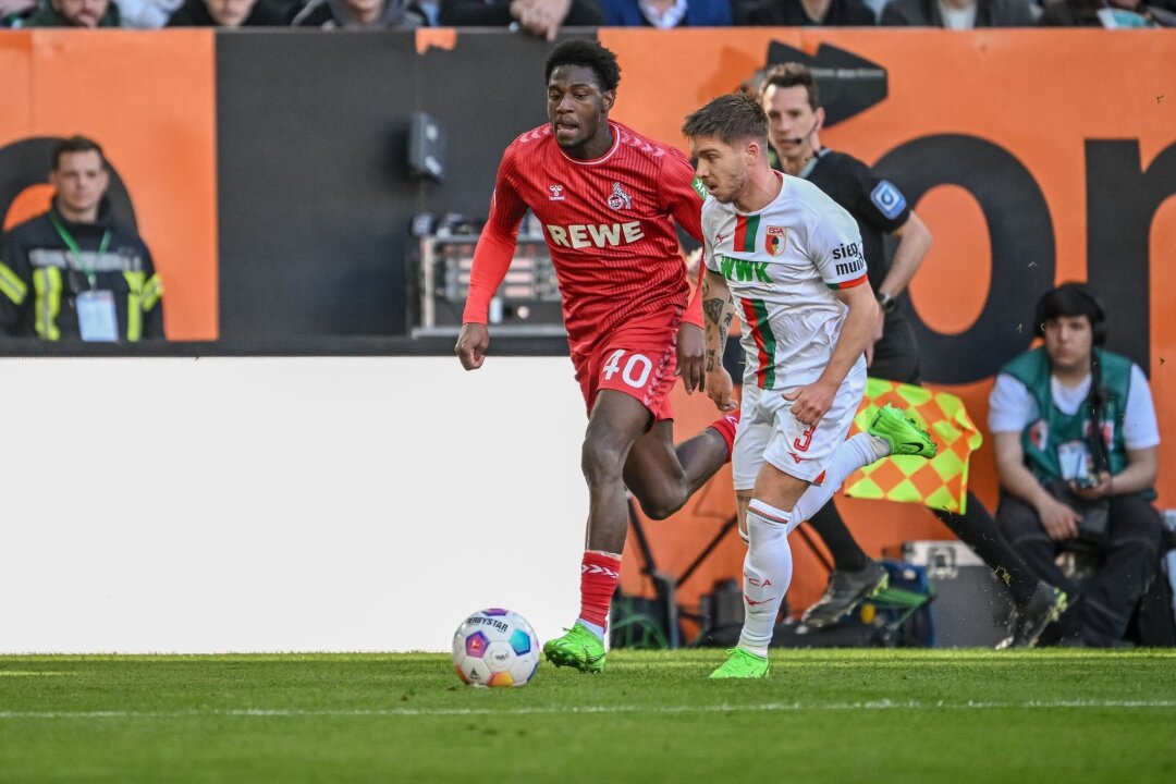 1. FC Köln kommt in Augsburg nicht über Remis hinaus - Kölns Faride Alidou (l) im Laufduell mit dem Augsburger Mads Pedersen.