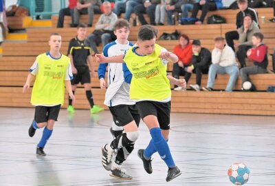 1. Saxonia Hallenmasters ist gestartet - Beim B-Jugend-Turnier - Renzo Unglaube vom VfB Annaberg 09 (vorn) im Spiel gegen den SV Blau-Gelb Mülsen. Foto: Ramona Schwabe