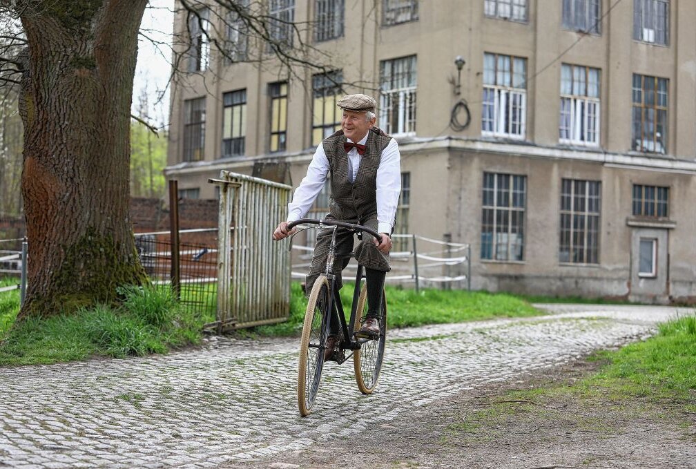 Organisator Dr. Andreas Liebscher fuhr das älteste Fahrrad, ein Halbrenner der Marke Iris, im Vorfeld Probe. Foto: Thomas Fritzsch/PhotoERZ