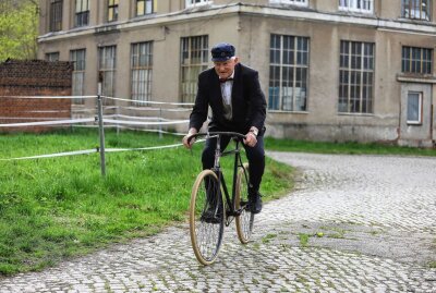 Der 80-jährige Stefan Sommerschuh aus Pobershau fuhr das älteste Fahrrad mit über 100 Jahren ein Halbrenner der Marke Iris. Foto: Thomas Fritzsch/PhotoERZ