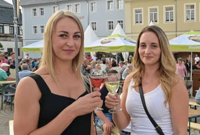 1. Zwönitzer Weinfest lockt heute noch einmal in die Innenstadt - Madlen Terner (li.) und Nancy Keol (re.) haben das Weinfest in Zwönitz besucht. Foto: Ralf Wendland