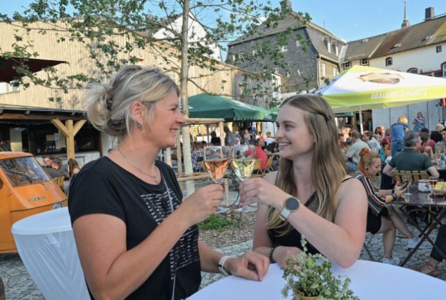 1. Zwönitzer Weinfest lockt heute noch einmal in die Innenstadt - Anja Strobelt (li.) und Yasmine Heckel (re.) haben das Weinfest in Zwönitz besucht. Foto: Ralf Wendland