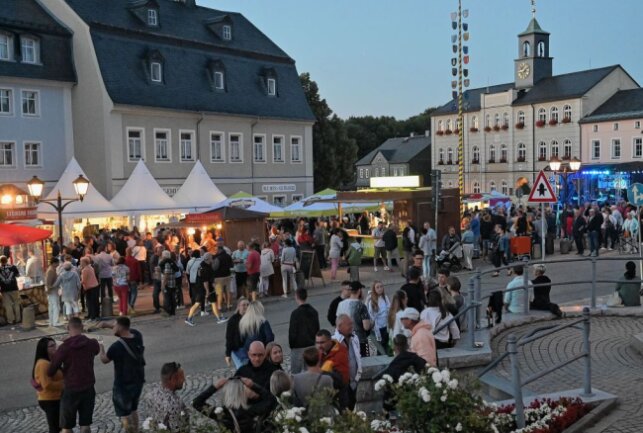 1. Zwönitzer Weinfest lockt heute noch einmal in die Innenstadt - Beim 1. Zwönitzer Weinfest werden der Markt und der Roß-Innenhof bespielt. Foto: Ralf Wendland
