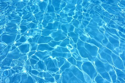 10.000 Euro Schaden: Jugendliche beschädigen Schwimmbecken - Die Täter haben Stühle, Sonnenschirme und Gehwegplatten in das Wasserbecken geworfen und damit erhebliche Beschädigungen erzeugt. 