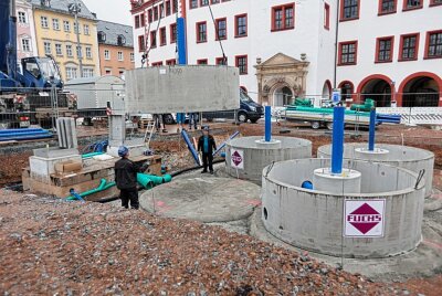 10,5 Tonnen schwere Fundamente für Marktbrunnen gesetzt - Am frühen Mittwochmorgen wurden die vier Beton-Fundamente für den Chemnitzer Marktbrunnen angeliefert. Foto: Harry Härtel