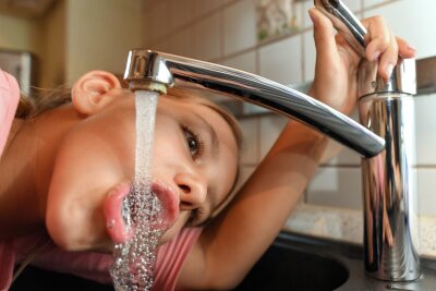 10 Alltagstipps, damit Ihre Kinder gesund essen - Wasser trinken sollte für Kinder normal sein.