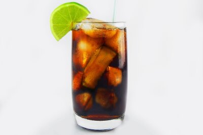 10 Cocktails und Longdrinks, die jeder mag! - Wie der Name schon sagt, stammt der klassische Cuba Libre aus Kuba und feierte einst das Ende der spanischen Kolonialherrschaft. Dabei trifft weißer Rum auf Cola, Limette und Limettensaft.