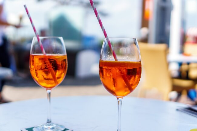 10 Cocktails und Longdrinks, die jeder mag! - Aperol ist eine Marke der Campari-Gruppe für einen italienischen Likör. Mit Prosecco wird er zum Aperol Spritz und ist das perfekte Getränk mit einer herben Note für den Sommer.