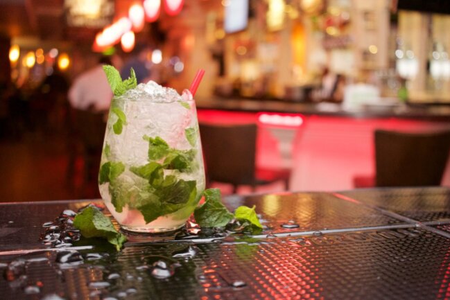 10 Cocktails und Longdrinks, die jeder mag! - Ebenfalls ein beliebter und prickelnder Sommercocktail ist der Mojito, der durch die Kombination aus frischer Minze und Limetten seinen ganz besonderen Geschmack bekommt. Das Getränk auf Rum-Basis soll der Lieblingscocktail des Schriftstellers Ernest Hemingway gewesen sein.