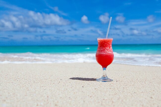 10 Cocktails und Longdrinks, die jeder mag! - Der fruchtig-herbe Cocktail Sex on the Beach wurde zum ersten Mal 1987 in Florida erwähnt. Er entstand im Rahmen eines Wettbewerbs, bei dem es galt, einen Cocktail mit Pfirsichlikör zu mixen. Außerdem gehört noch Wodka, Cranberrysaft und Orangensaft ins Glas.