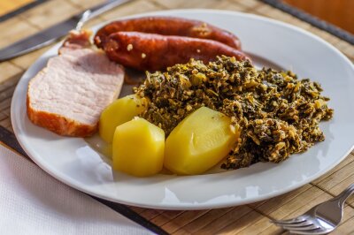 10 deutsche Gerichte, die man kennen sollte - Pinkel ist eine geräucherte, grobkörnige Grützwurst, die in Nordwestdeutschland hauptsächlich zu Grünkohl gegessen wird. Es handelt es sich um ein besonders nahrhaftes und fettes Gericht, zu dem oft noch weitere geräucherte Fleischzutaten sowie Kartoffeln gereicht werden.