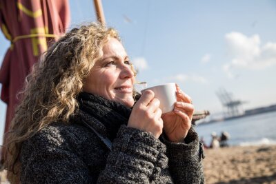 10 Fakten, die Sie zum Kaffee-Experten machen - Was für ein Genuss: aromatischen Kaffee in der Sonne trinken.