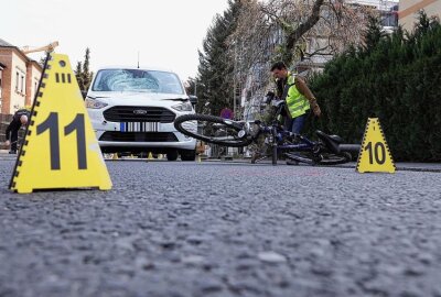 10-jähriger Radfahrer nach Unfall in Coswig im Krankenhaus - Auf der Kötitzer Straße stieß laut ersten Informationen mit einem Kastenwagen Ford Transit Connect zusammen. Foto: Roland Halkasch