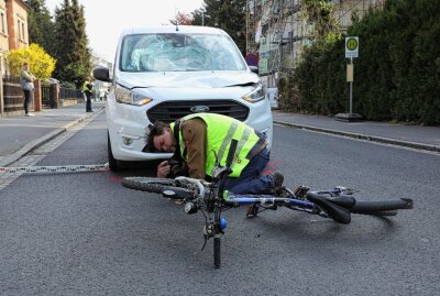 10-jähriger Radfahrer nach Unfall in Coswig im Krankenhaus - Auf der Kötitzer Straße stieß laut ersten Informationen mit einem Kastenwagen Ford Transit Connect zusammen. Foto: Roland Halkasch