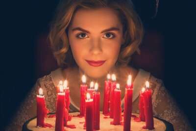 10 Netflix-Neustarts im Dezember 2018 - Erst Ende Oktober 2018 startete mit "Chilling Adventures of Sabrina" ein Reboot mit Halbhexe Sarina Spellman auf Netflix. Am 14. Dezember 2018 erscheint nun bereits ein neues Weihnachtsspecial, der auch ohne Halloween als Aufhänger nicht weniger gruselig daherkommt.