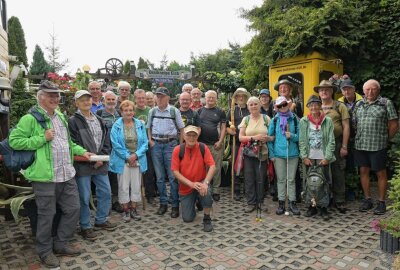 10. Pilgermarathon führte durchs Vogtland - Eine Mittagsrast haben die Pilger in der Ossikneipe in Eich eingelegt. Foto: Ralf Wendland