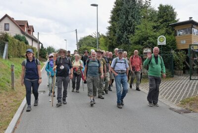 10. Pilgermarathon führte durchs Vogtland - Eine Mittagsrast haben die Pilger in der Ossikneipe in Eich eingelegt. Foto: Ralf Wendland