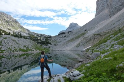 10 Punkte, die Sie sofort zum Wander-Experten machen - Traumhafte Bergwelt: Nach einsamen Wanderwegen suchen.