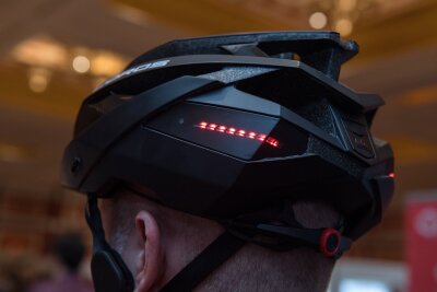 10 Punkte, wie Radfahrer sich und ihr Fahrrad schützen - Mit Licht und Sturzsensor: In einigen Helmen steckt viel Technik.