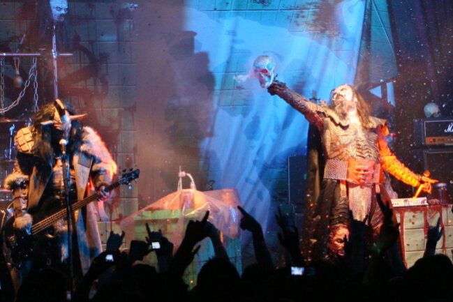 Die finnische Hard-Rock- und Heavy-Metal-Band Lordi gründete sich bereits 1992. Durch ihren Sieg mit "Hard Rock Hallelujah" beim ESC 2006 in Athen wurden sie auf einen Schlag in ganz Europa berühmt. Vor allem ihre ungewöhnlichen Bühnenkostüme, die Zombies und Monster darstellen, sorgten für Aufsehen.