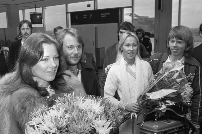 Sie kennt wirklich jeder: die schwedische Band ABBA. Nach ihrem internationalen Durchbruch beim ESC 1974 in Brighton mit dem Sieg ihres Titels "Waterloo" war das Quartett insbesondere in Europa und Australien sowie später auch in Lateinamerika und Japan erfolgreich. Bis heute haben die Musiker absoluten Kultstatus.