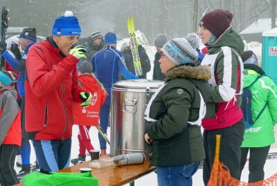 100. Auflage des Schwartenberglaufs erweist sich als voller Erfolg - Im Ziel gab es heißen Tee für die Sportler. Foto: Andreas Bauer