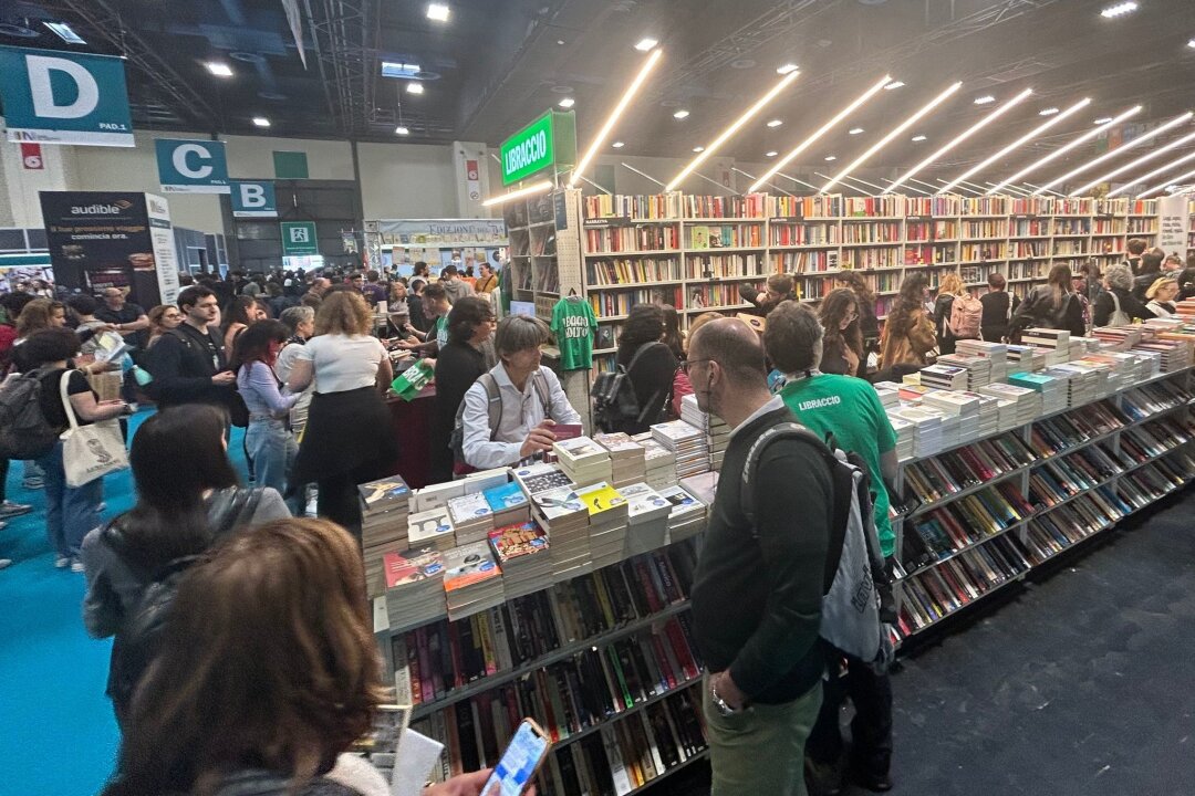 100 Autoren aus Italien bei der Frankfurter Buchmesse - Besucher an einem Stand auf der Buchmesse in Turin. Schwerpunkt ist in diesem Jahr die deutschsprachige Literatur.