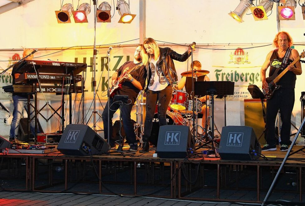 Die Thalheimer Band "Gipsy" spielte am Samstagabend im Festzelt am Sportplatz auf. Foto: Thomas Fritzsch/PhotoERZ
